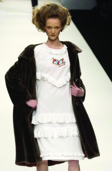 米兰2004女装秋冬新品发布会伦敦2004女装秋冬新品发布会0183