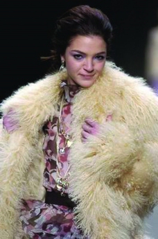 伦敦2004女装秋冬新品发布会米兰2004女装秋冬新品发布会0006