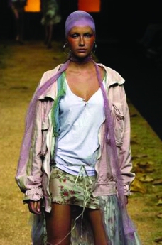 米兰2004秋冬新品发布会里约热内卢2004女装秋冬新品发布会0171