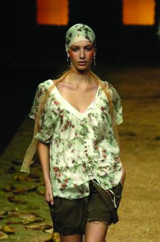 米兰2004秋冬新品发布会里约热内卢2004女装秋冬新品发布会0169