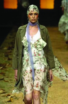 米兰2004秋冬新品发布会里约热内卢2004女装秋冬新品发布会0168