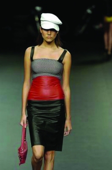 米兰2004秋冬新品发布会里约热内卢2004女装秋冬新品发布会0115