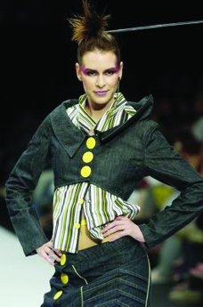 米兰2004秋冬新品发布会里约热内卢2004女装秋冬新品发布会0014