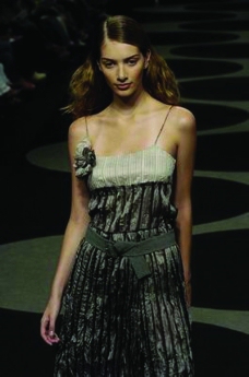 米兰2004秋冬新品发布会里约热内卢2004女装秋冬新品发布会0054