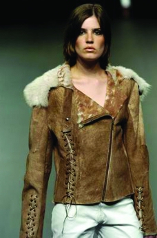 米兰2004秋冬新品发布会里约热内卢2004女装秋冬新品发布会0125