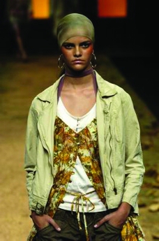 米兰2004女装秋冬新品发布会里约热内卢2004女装秋冬新品发布会0177
