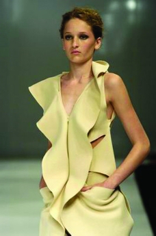 米兰2004秋冬新品发布会里约热内卢2004女装秋冬新品发布会0073